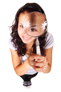 woman_with_magnifying_glass_186653